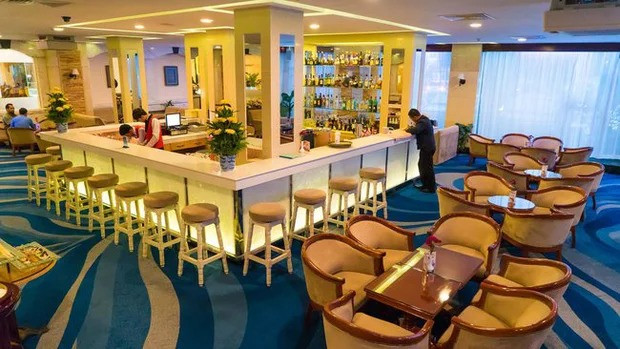 Khu vực quầy bar phục vụ đồ uống. Nguồn ảnh: Booking