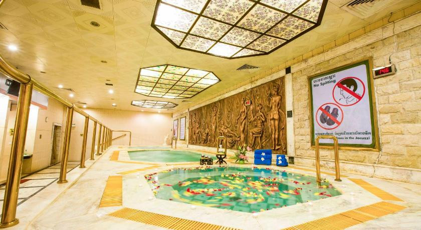 Trong khách sạn còn có nhiều tiện ích khác như tắm suối nước nóng, mát-xa...