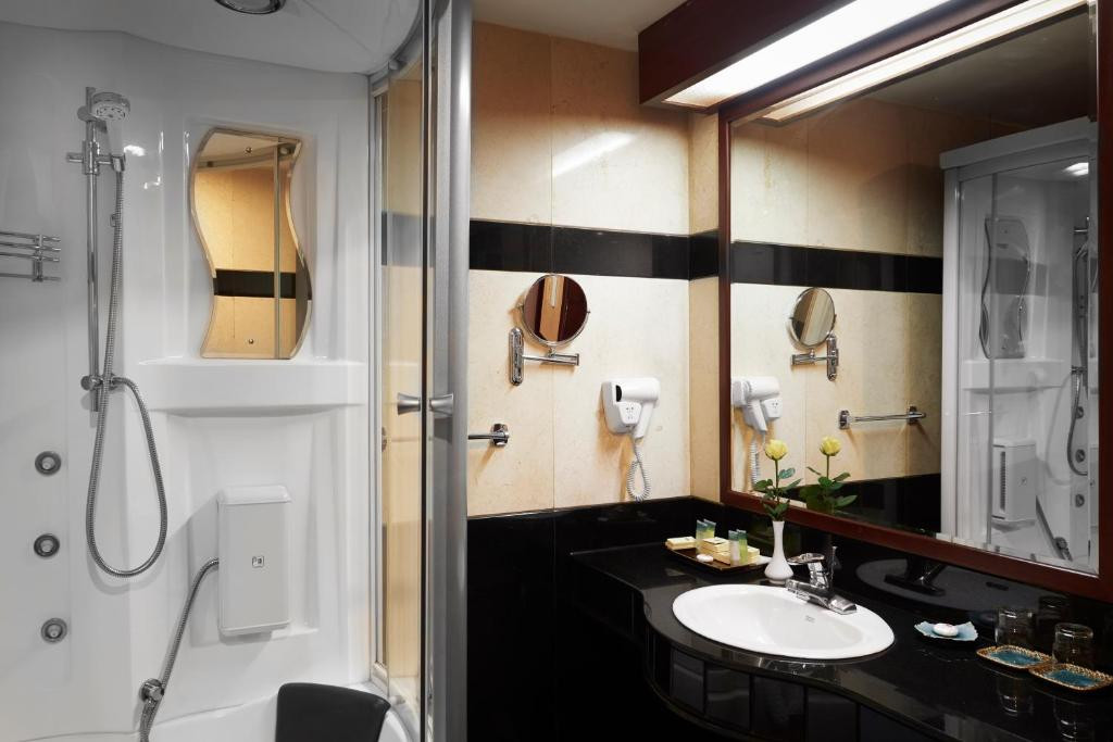 Phòng tắm riêng cung cấp máy sấy tóc, đồ vệ sinh cá nhân miễn phí và áo choàng tắm.