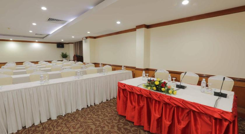 Phòng tiệc thiết kế sang trọng.