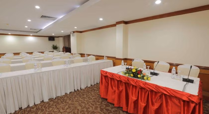 Phòng tiệc thiết kế sang trọng.