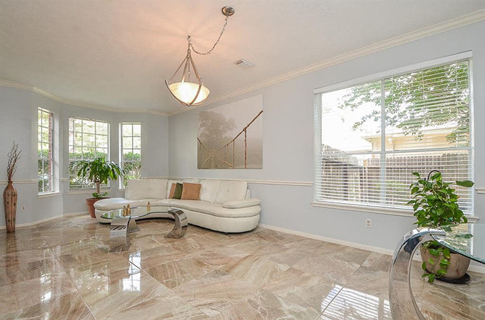 Trong phòng có cửa sổ lớn lấy ánh sáng và gió tự nhiên.