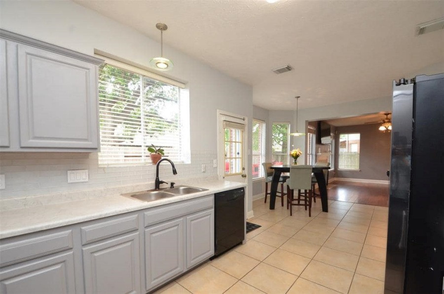 Phòng bếp đặt ở vị trí trung tâm, trang bị đầy đủ thiết bị hiện đại.