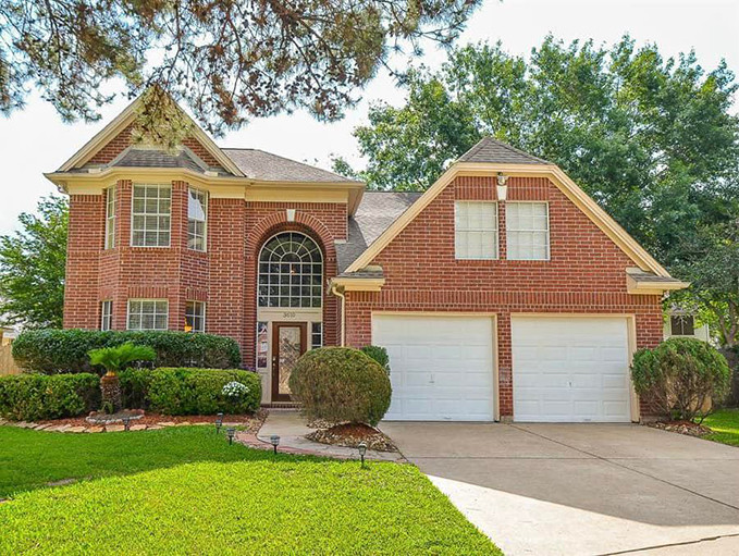 Ngôi nhà của Kasim Hoàng Vũ ở thành phố Katy thuộc Texas, rộng khoảng 207 m2, được thiết kế theo phong cách tân cổ điển.