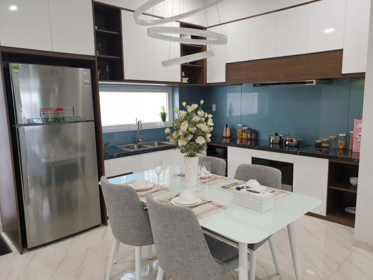 Nhà bếp thiết kế hiện đại với đầy đủ vật dụng cần thiết và một chiếc bàn ăn lớn. Ảnh: Lao động