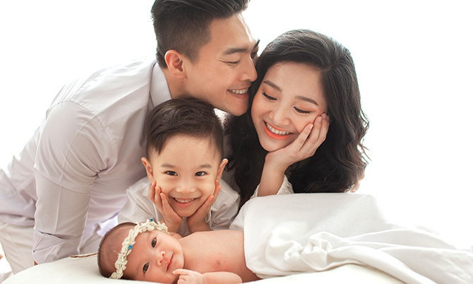 Theo đó, vợ chồng Quốc Cơ - Hồng Phượng sở hữu căn nhà rộng 270m2 ở TP HCM. Đây là không gian sống yên tĩnh và nơi thư giãn của gia đình nam nghệ sĩ mỗi dịp cuối tuần. Ảnh: Suckhoedoisong