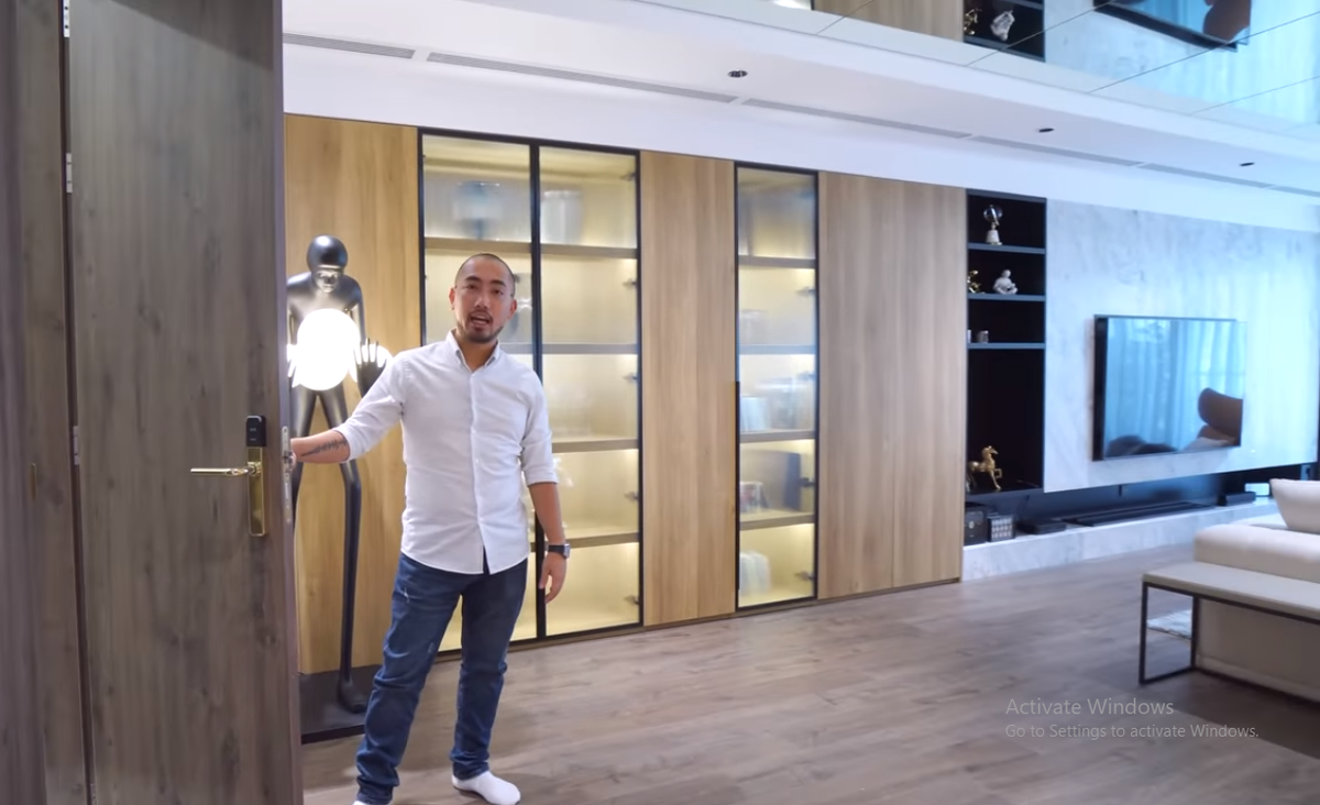 Cách đây không lâu, kênh YouTube NhaTo giới thiệu một căn hộ nằm trong khu đô thị Ciputra - một trong những khu đô thị đời đầu tiên dành cho giới thượng lưu ở Hà Nội.