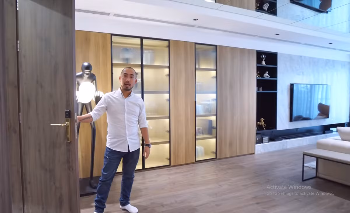 Cách đây không lâu, kênh YouTube NhaTo giới thiệu một căn hộ nằm trong khu đô thị Ciputra - một trong những khu đô thị đời đầu tiên dành cho giới thượng lưu ở Hà Nội.