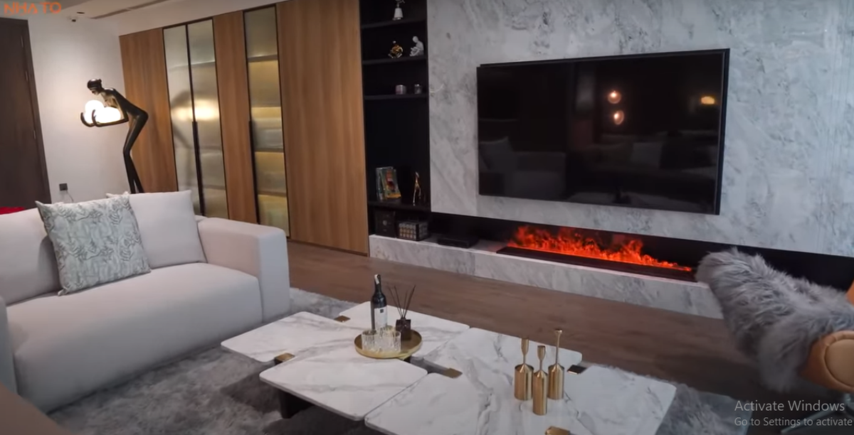 Mặt bàn tiếp khách bằng đá tự nhiên và sàn ốp gỗ nhập khẩu từ châu Âu.