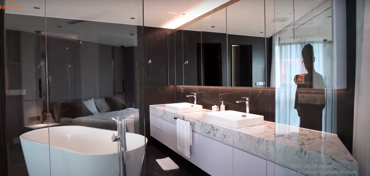 Phòng tắm trang bị nội thất hiện đại như trong khu nghỉ dưỡng. Nguồn ảnh: chụp màn hình