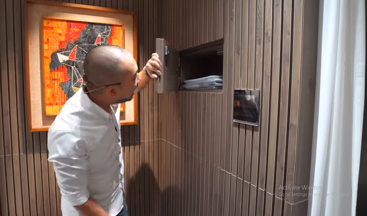 Đặc biệt, trong phòng ngủ có một chiếc tủ bí mật chỉ gia chủ mới mở được qua app trên điện thiện và phải qua Face ID. Vì thế, người nhặt được điện thoại cũng không thể mở được.