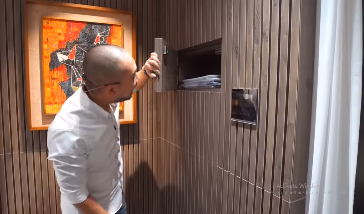 Đặc biệt, trong phòng ngủ có một chiếc tủ bí mật chỉ gia chủ mới mở được qua app trên điện thiện và phải qua Face ID. Vì thế, người nhặt được điện thoại cũng không thể mở được.