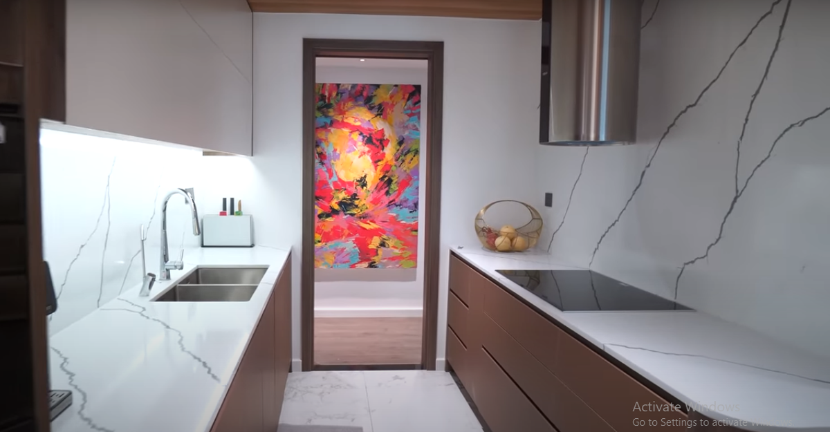  Nhà bếp có tông trắng chủ đạo.