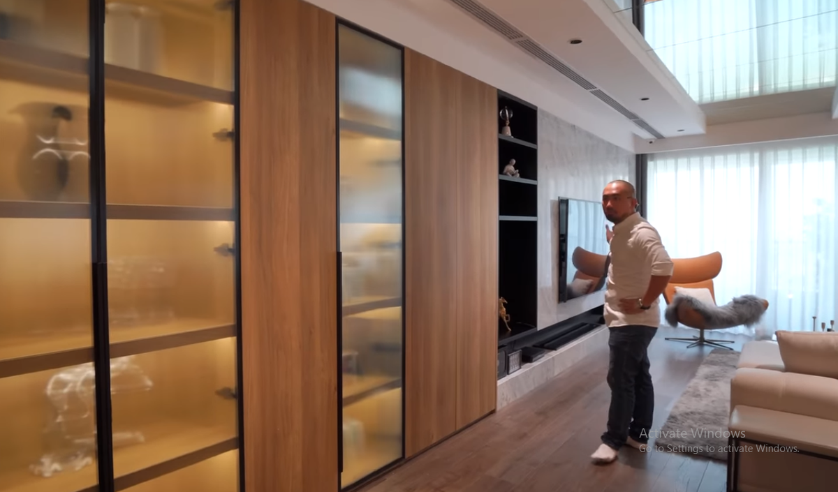 Căn nhà mang phong cách hiện đại. Toàn bộ không gian phòng khách được thiết kế thành một bức tường liên thông, trải dài từ đầu đến cuối.