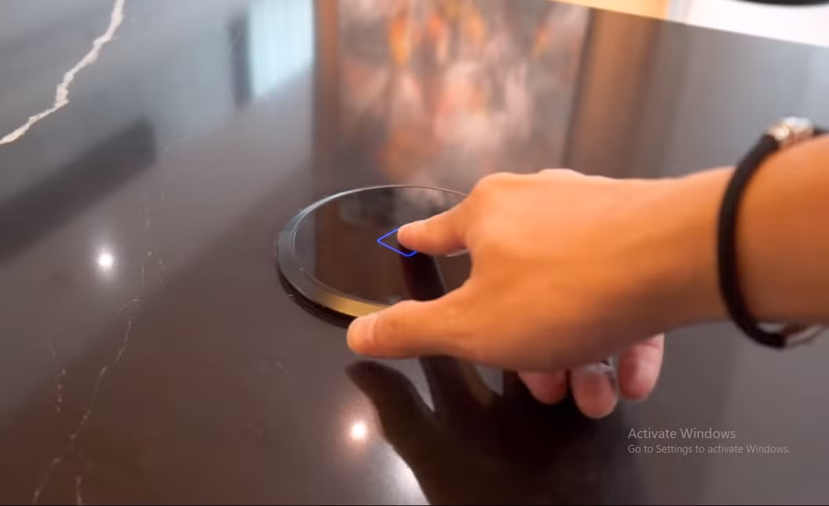 Trên mặt bàn đảo bảo còn có một trạm sạc không dây cực kỳ tiện lợi.