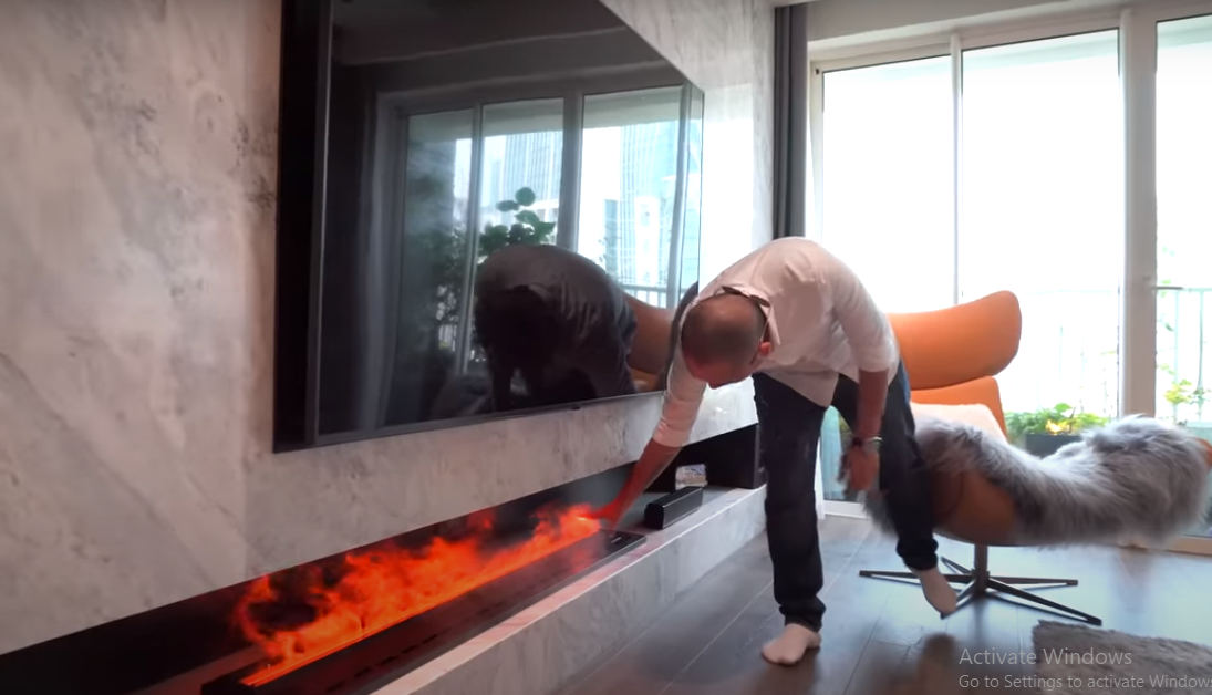 Trong nhà còn có lò sưởi nhân tạo, giúp sưởi ấm trong mùa đông.