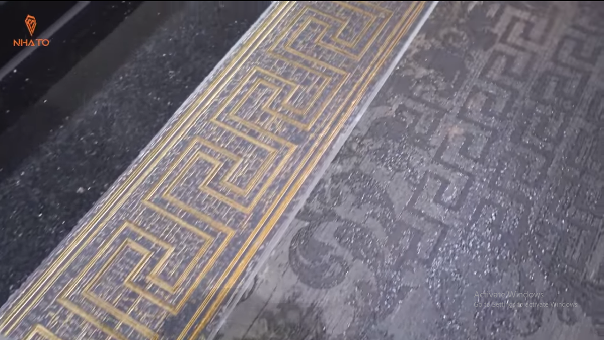 Ngay từ khi bước vào, mọi người đều choáng ngợp khi sảnh căn hộ được lát gạch cao cấp với hoạ tiết Versace, có chi tiết dát vàng.