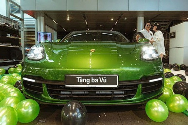 Nam doanh nhân sở hữu trong tay những siêu xe khét tiếng đủ để bất cứ người hiểu biết về siêu xe nào cũng trầm trồ ngưỡng mộ. Ảnh: FBNV