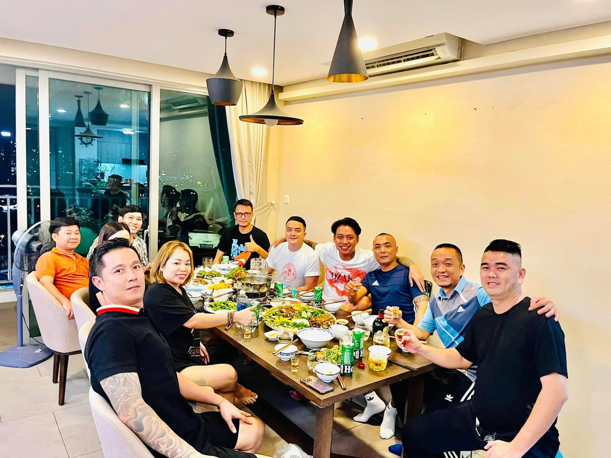 Qua loạt ảnh có thể thấy, khu vực bàn ăn trong nhà Tuấn Hưng ở Sài Gòn khá rộng rãi.