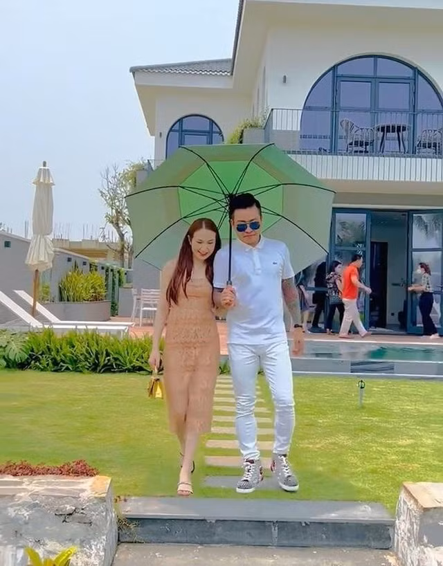 Dịp kỷ niệm 8 năm ngày cưới, vợ chồng nam ca sĩ đã tậu một căn biệt thự biển trị giá 50 tỷ tại Hội An.