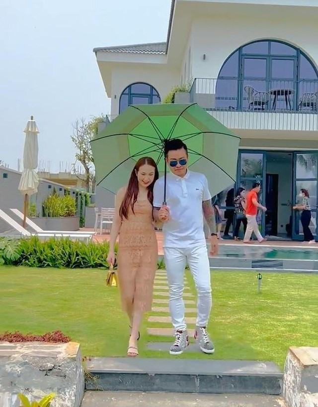 Dịp kỷ niệm 8 năm ngày cưới, vợ chồng nam ca sĩ đã tậu một căn biệt thự biển trị giá 50 tỷ tại Hội An.