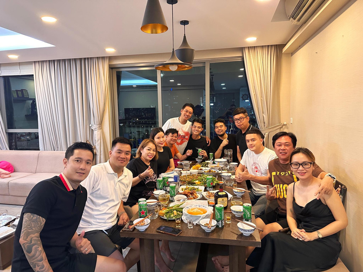 Bàn ăn liên thông với phòng khách.