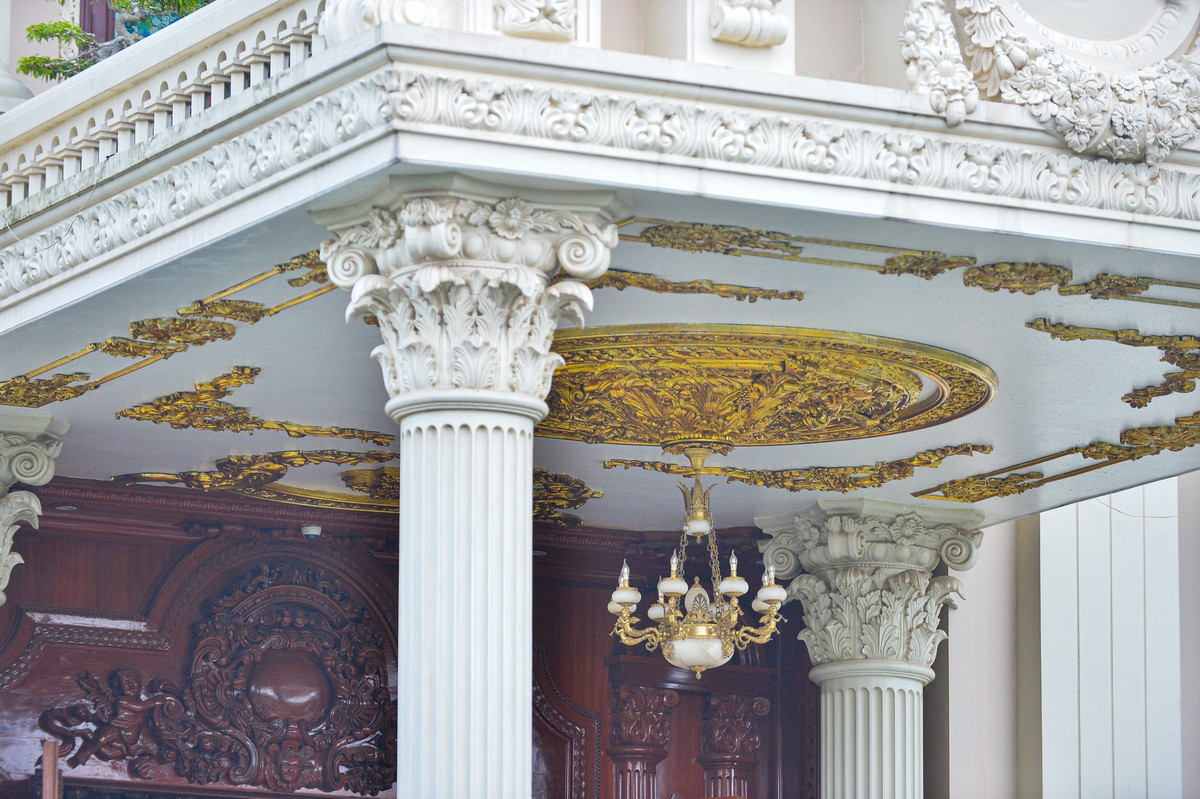 Các họa tiết trang trí đều được gia chủ trau chuốt tỉ mỉ làm tăng thêm vẻ bề thế của tòa lâu đài. Ảnh: Nhịp sống Việt