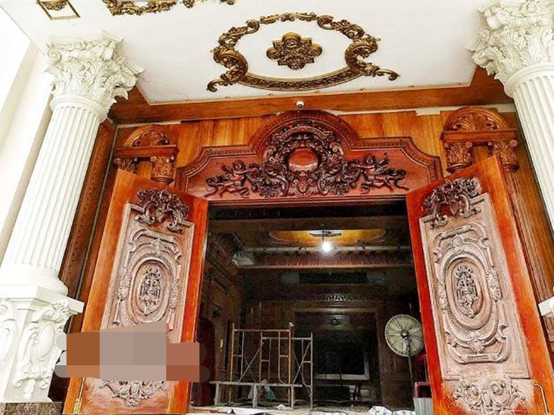 Nội thất bên trong toà nhà hầu hết đều từ những loại gỗ quý như gỗ hương, gỗ đỏ, cẩm lai. Ảnh: Vietnamnet