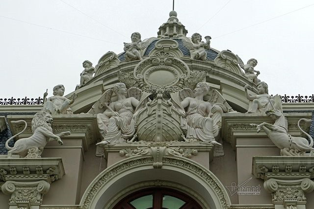 Vì yêu thích thần thoại Hy Lạp nên ông Khuê đã nghiên cứu, mô phỏng lại những thần thoại đó. Vì thế, xung quanh ngôi nhà có những bức tượng giống như trong các truyện thần thoại Hy Lạp. Ảnh: Vietnamnet