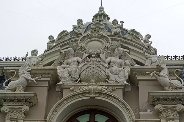 Vì yêu thích thần thoại Hy Lạp nên ông Khuê đã nghiên cứu, mô phỏng lại những thần thoại đó. Vì thế, xung quanh ngôi nhà có những bức tượng giống như trong các truyện thần thoại Hy Lạp. Ảnh: Vietnamnet