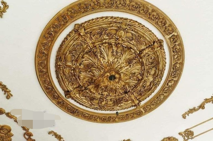 Trần nhà dát vàng với họa tiết tinh xảo. Ảnh: Vietnamnet