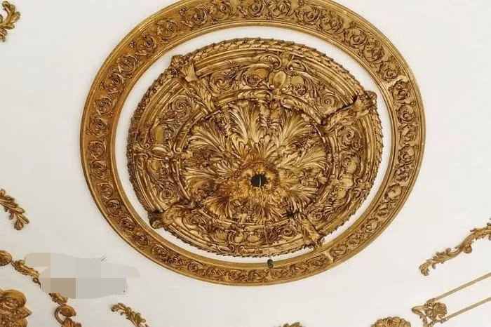 Trần nhà dát vàng với họa tiết tinh xảo. Ảnh: Vietnamnet