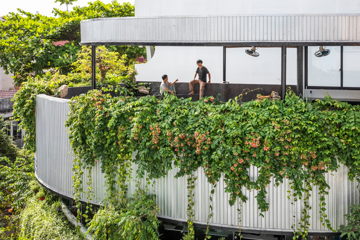 Với sự kết hợp cây xanh ngẫu nhiên, công trình càng trở nên mềm mại, duyên dáng và ấn tượng.