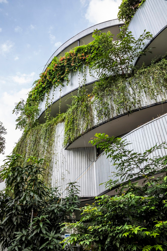 Hình khối tòa nhà là tập hợp các khối cong mượt mà thay vì vạt góc theo cách thông thường ở vị trí ngã tư.