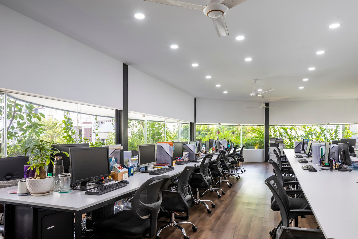 Những nơi làm việc như phòng họp, văn phòng… được đặt ở phía trước để có ánh sáng và tầm nhìn tốt hơn, tạo nên không gian làm việc thoải mái nhất.