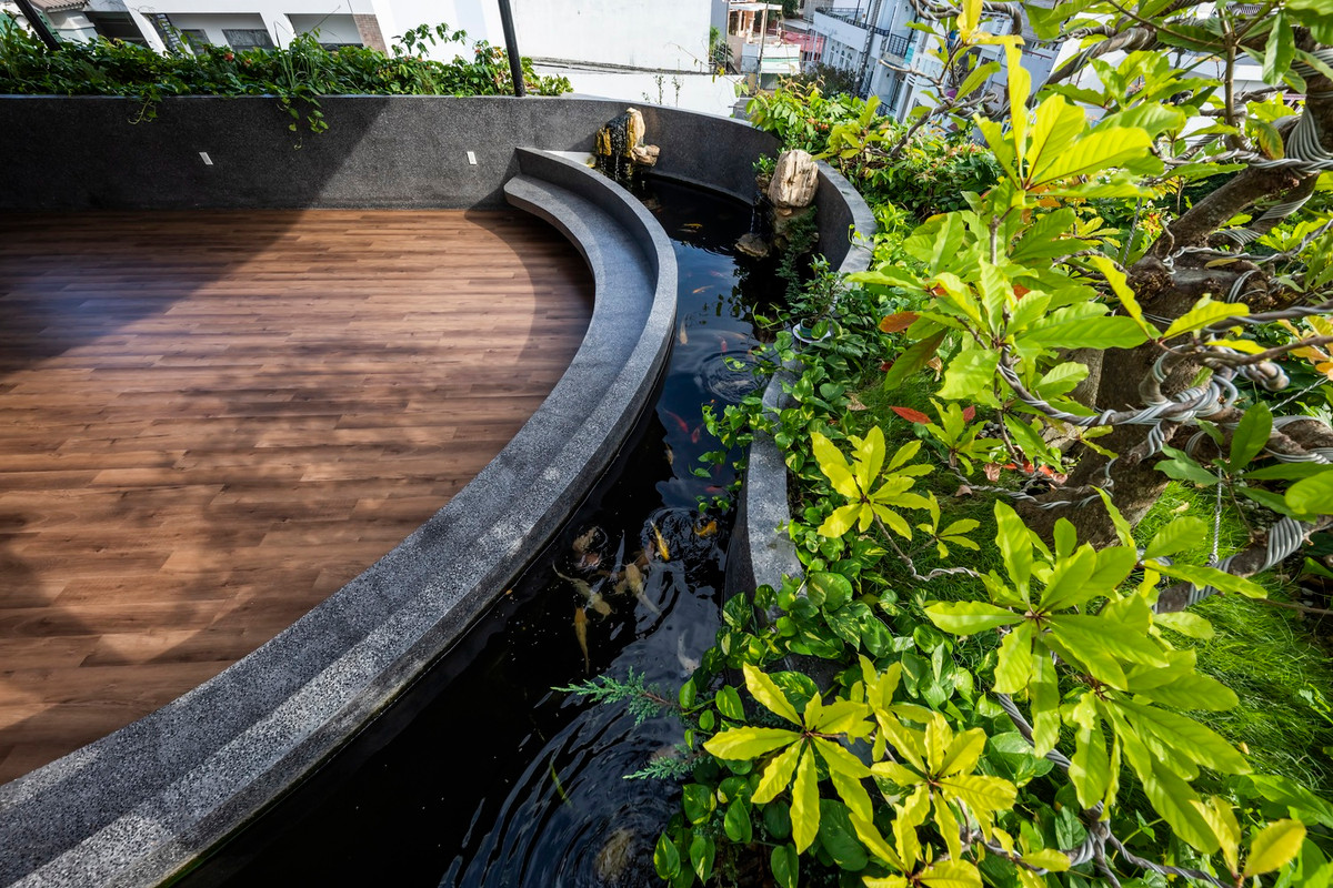 Sân thượng với khu vườn, ao nhỏ và mái che lấy cảm hứng từ những nét cơ bản của kiến trúc truyền thống Việt Nam.