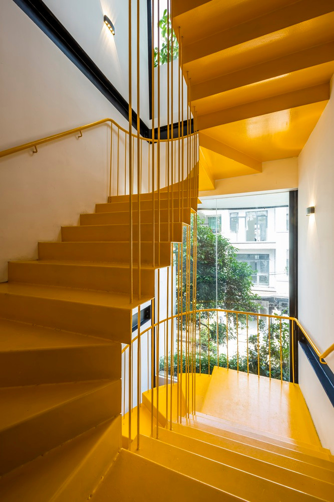 Cầu thang và nhà vệ sinh được bố trí ở cuối phía Tây của tòa nhà văn phòng nhằm tối đa hóa diện tích sử dụng và cản nhiệt cho các không gian chính.