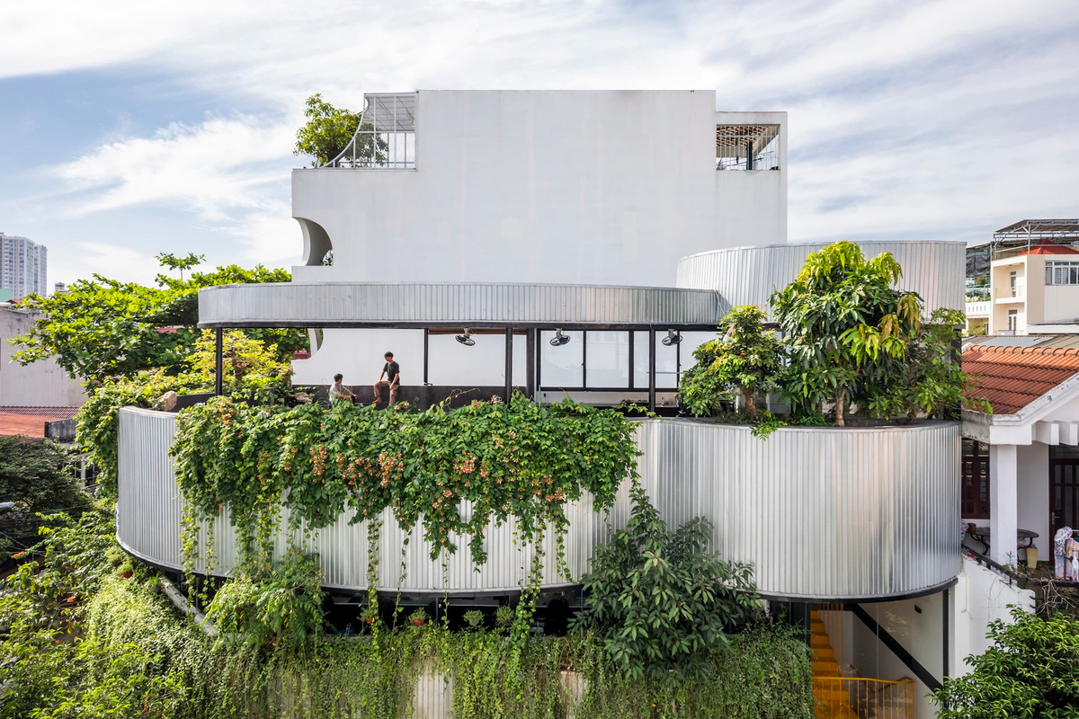 Công trình được xây dựng trong bối cảnh đô thị đang chịu áp lực về các vấn đề biến đổi khí hậu và ô nhiễm môi trường. Mong muốn của gia chủ là công trình thi công nhanh, nhưng vẫn đảm bảo các yếu tố bền vững và điểm nhấn cho cảnh quang khu phố.