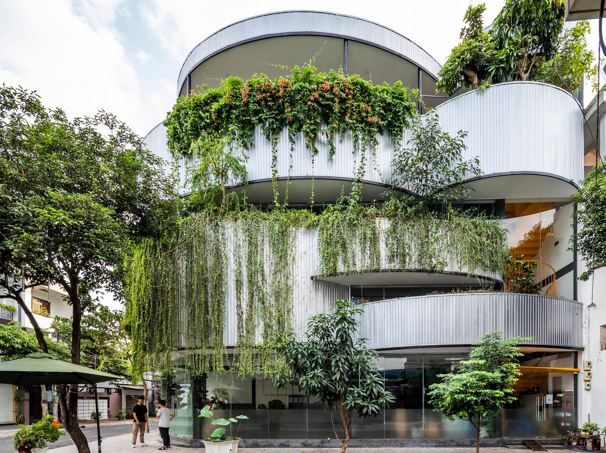 Tọa lạc tại quận Tân Phú (TP HCM), khu vực tập trung nhiều tòa nhà dân cư, Duntax Office sở hữu diện mạo vô cùng nổi bật.