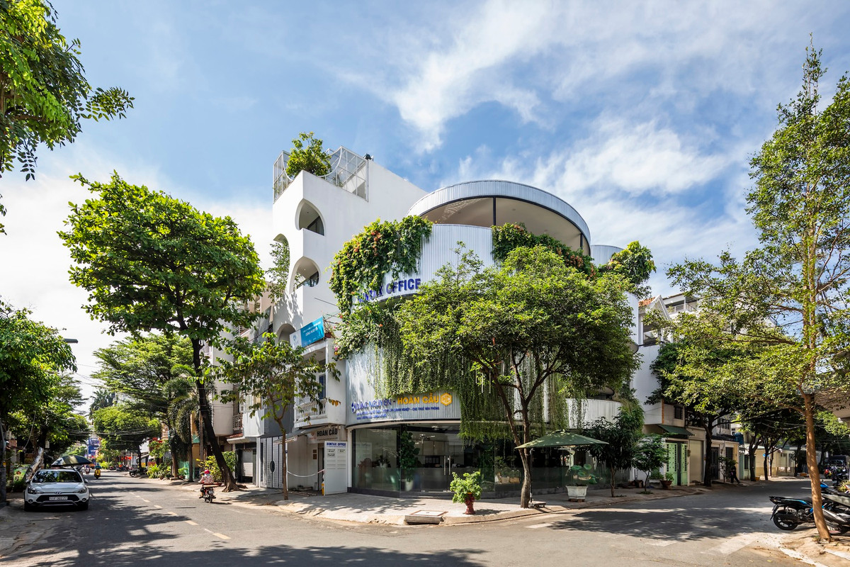 Khu đất xây dựng nằm ở ngã tư với tầm nhìn mở nhưng bối cảnh xung quanh khá nhàm chán.