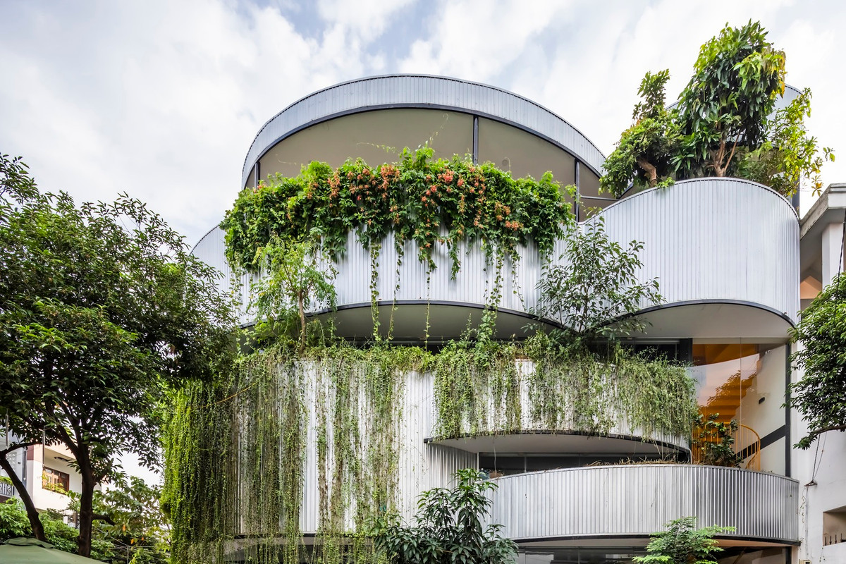 Do đó, ý tưởng ban đầu về công trình là sử dụng kết cấu nhẹ, kết hợp với mảng xanh, ít phát thải, tạo sức sống cho công trình và bối cảnh xung quanh.