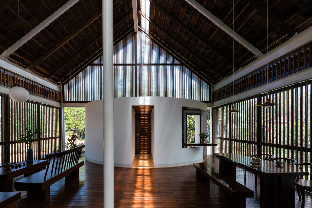 Hai khối chức năng này hoạt động như những bức tường đôi kết hợp với sàn nhà. Mái nhà và cửa trượt tạo thành không gian chung ở trung tâm.