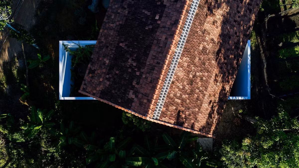 Với kết cấu cơ bản đảm bảo kỹ thuật và rút ngắn thời gian thi công, khung thép đóng vai trò nâng đỡ mái để tạo cảm giác như mái nhà lơ lửng giữa khung cảnh thiên nhiên.