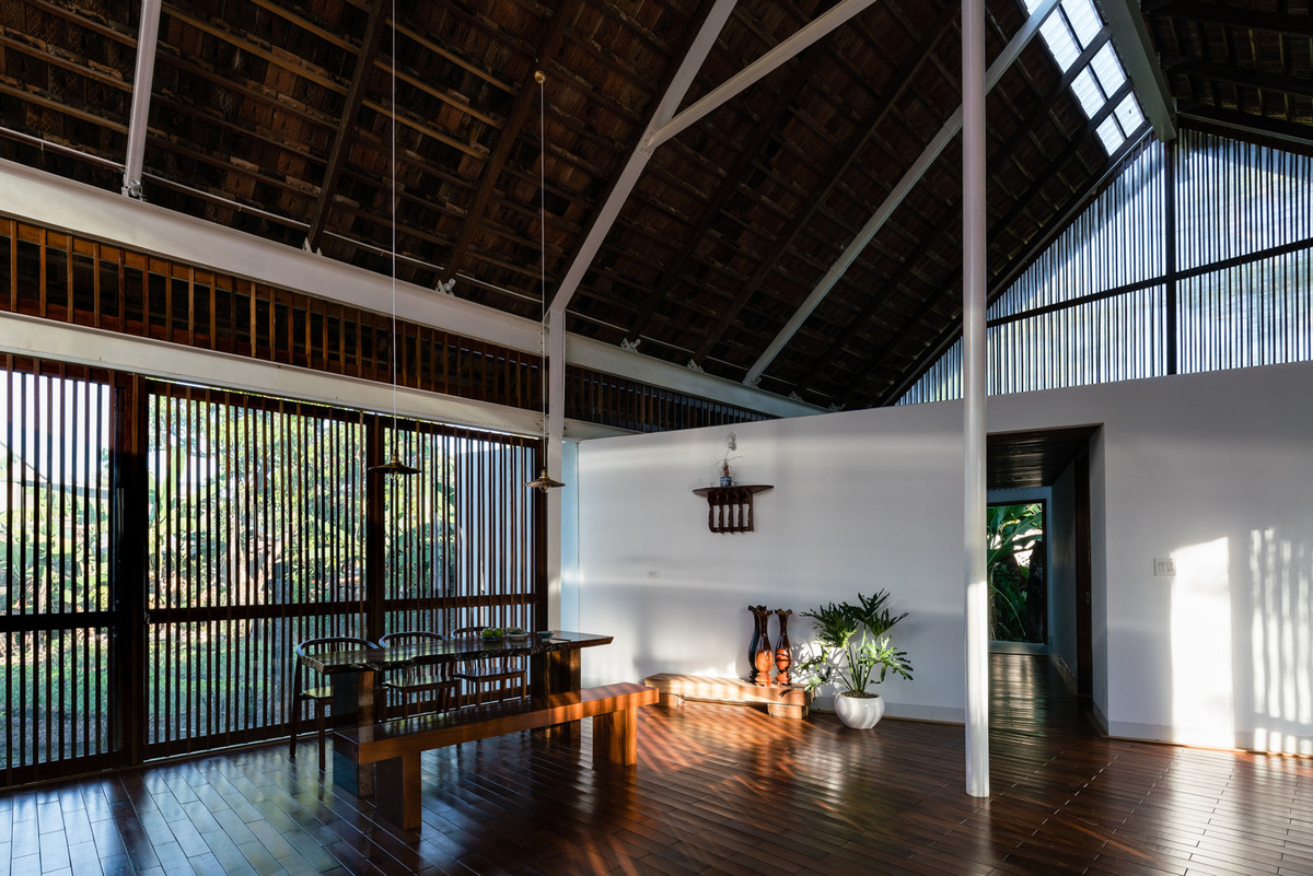 Không gian riêng tư được kéo dài ra ngoài ranh giới của mái nhà, đóng khung một phần của cảnh quan để điều hòa vi khí hậu và nâng cao trải nghiệm của chủ nhà.