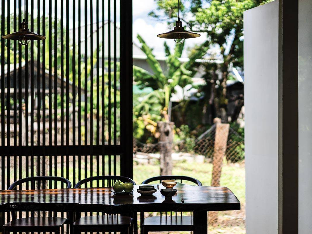 Một góc bàn ăn nhìn ra mảnh vườn bên ngoài. Nguồn ảnh: Quang Dam