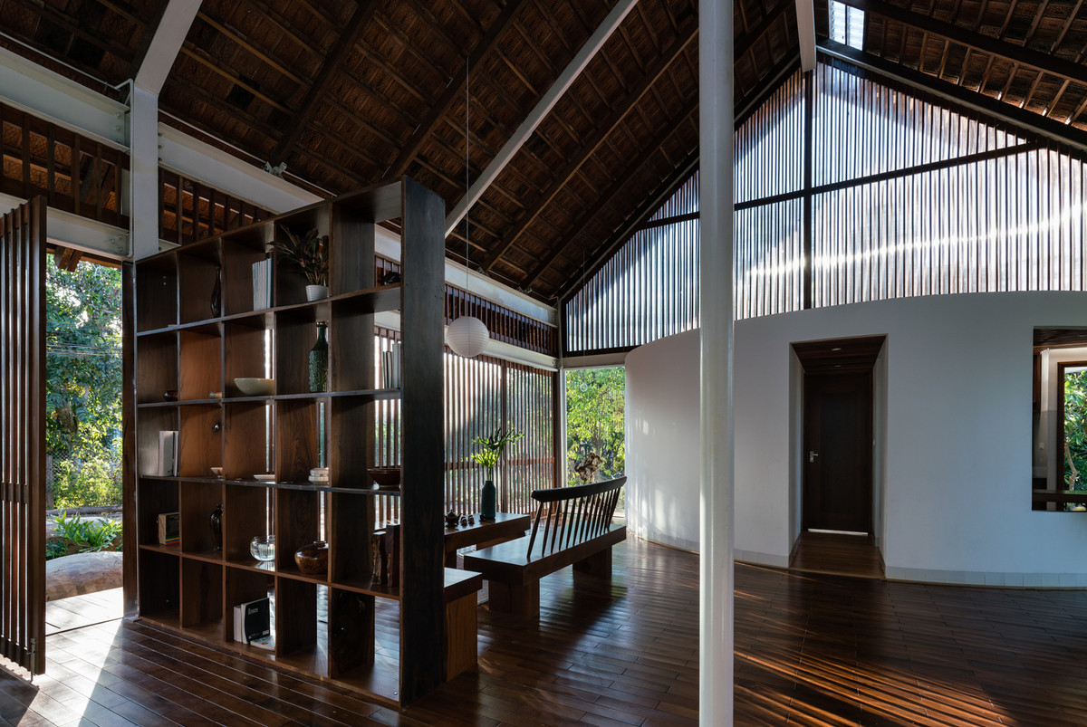 Khe lấy sáng trên đỉnh mái trải dọc từ Tây Bắc xuống Đông Nam, có tác dụng như một tấm rèm chắn sáng, tạo thành không gian cho phòng ăn và phòng khách.