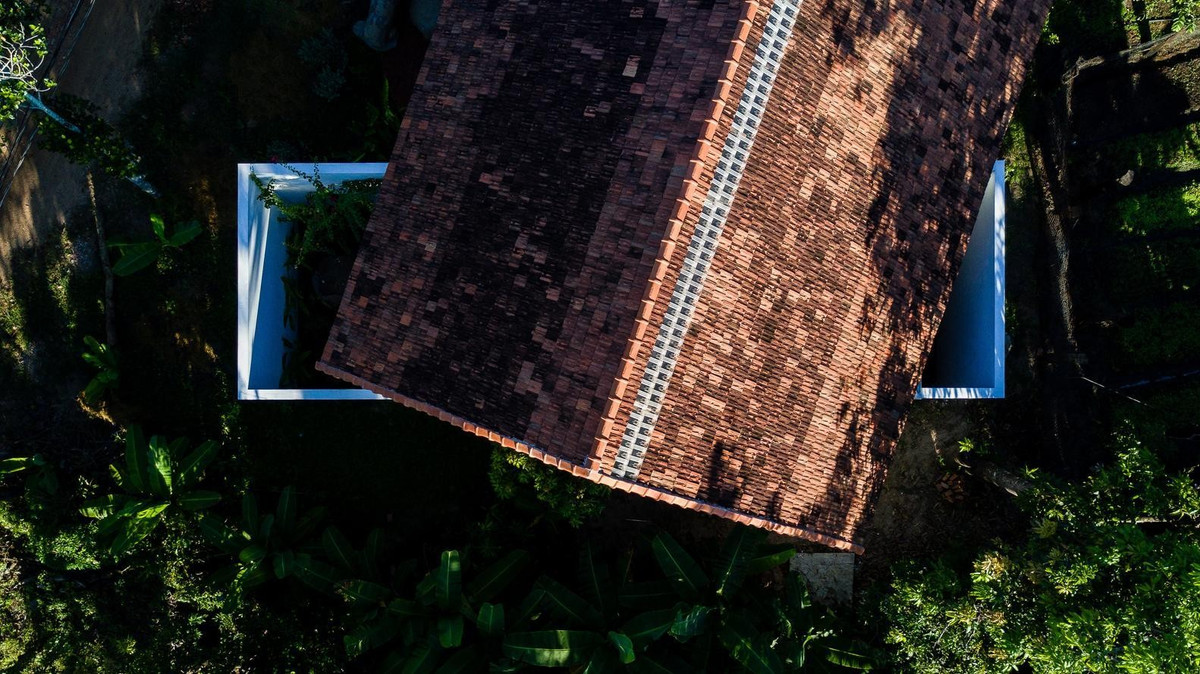 Với kết cấu cơ bản đảm bảo kỹ thuật và rút ngắn thời gian thi công, khung thép đóng vai trò nâng đỡ mái để tạo cảm giác như mái nhà lơ lửng giữa khung cảnh thiên nhiên.