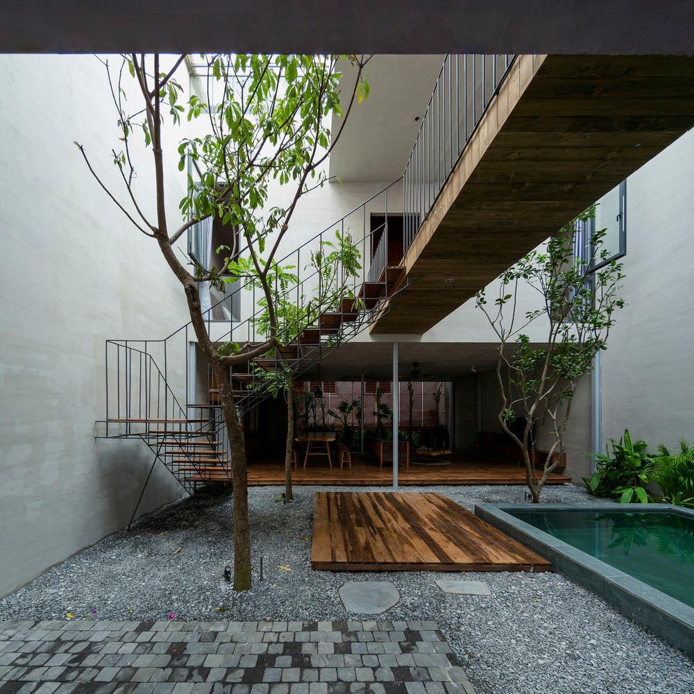 Không chỉ mang đến không gian thoáng đãng, gần gũi với thiên nhiên, căn nhà còn tôn trọng và bảo vệ môi trường bằng việc sử dụng kết cấu thép tái chế và vật liệu tự nhiên.