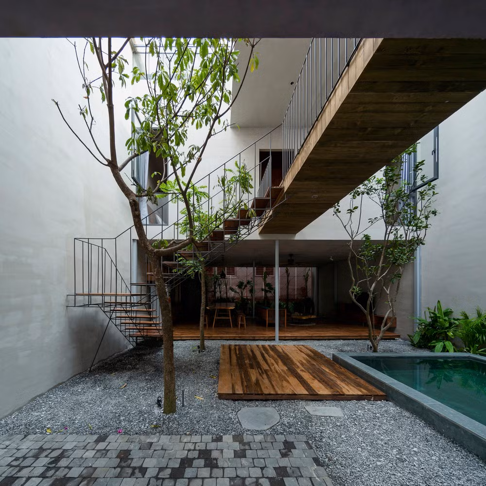 Không chỉ mang đến không gian thoáng đãng, gần gũi với thiên nhiên, căn nhà còn tôn trọng và bảo vệ môi trường bằng việc sử dụng kết cấu thép tái chế và vật liệu tự nhiên.