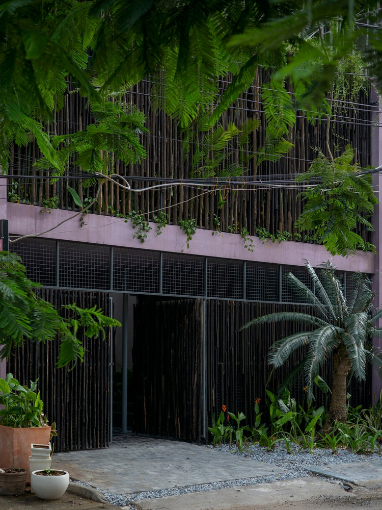 Công trình nằm cách biển chỉ 100 mét nên mặt tiền được thiết kế như sóng biển. Theo đó, mặt tiền sử dụng hệ lam gỗ tận dụng từ các xưởng cưa địa phương tạo lớp ngăn cách không gian bên trong va bên ngoài đồng thời tao hiệu ứng như song biển nhấp nhô.